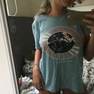  - T-shirt som passar allt ifrån XS till L, superfin att knyta upp om man vill ha den tajtare.  Fraktar