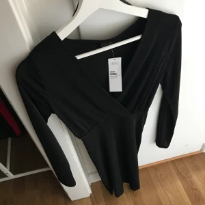  - Klänning från Gina Tricot. Aldrig använd. Detalj vid rumpan. Se andra bilden.