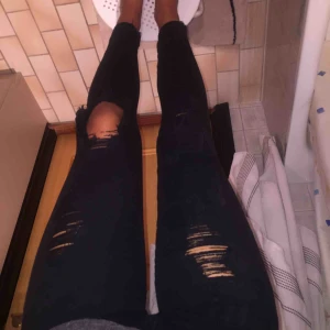  - Jäättefina Och sköna jeans men slitningar och ett större hål!!! Köparen står för frakt 