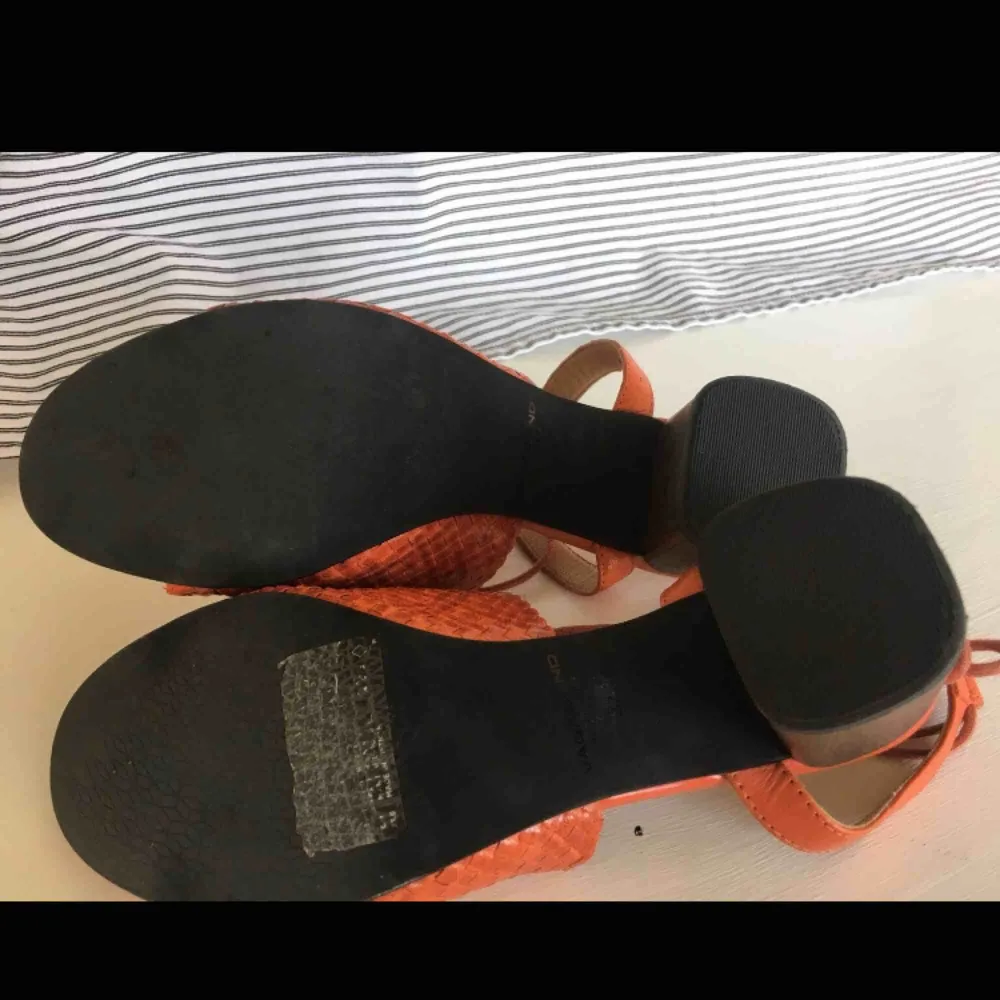 Vagabond orange skinn sandaler med snörning stängning. Jätte nytt, bara änvänd en gång, scholl inläggssula ingår!  Klackhöjd: 8cm i storlek 37  (Jag kommer inte frakta för denna produkten! Bara meet-up i Stockholm)  . Skor.