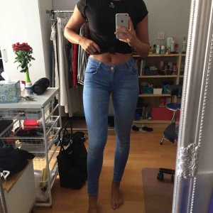  - Ett par snygga blåa jeans, oanvända och i väldigt bra skick. Köparen står för frakt.