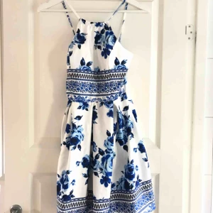  - Otroligt fin klänning!! Köpte den för ca 2 år sedan men har endast använt den en gång, inga skador eller hål.