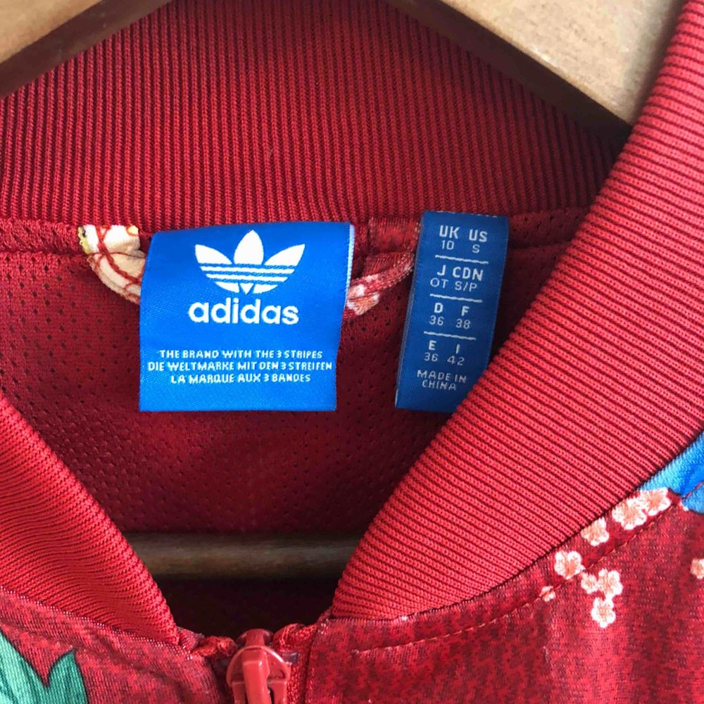 UNDERBAR blommig Adidas jacka, | Plick Second Hand