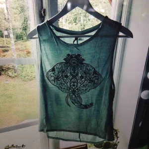  - Gulligt linne! Ljusblått med en elefant. Oanvänt! Jättemjukt! 