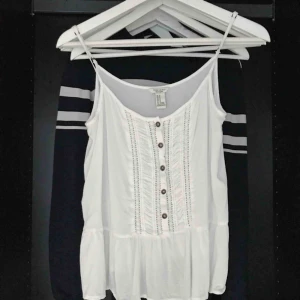  - Suuuuuperfint vitt linne från Forever21! Storlek M på lappen men passar definitivt S och xs också. Reglerbara axelband, inga fläckar eller sådant. Mycket fint skick, använt max 2-3 gånger. 30kr + 18kr frakt 🌸