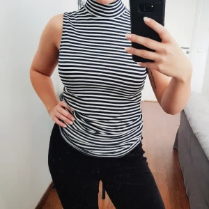  - Svartvit-randig tröja med hög hals. Aldrig använd 🌼 