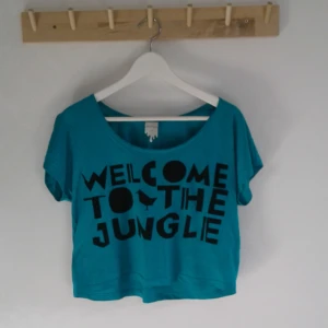  - Supersöt grön/blå tröja från Monki. Älskar tröjan men har aldrig använts, så den förtjänar någon som kommer använda den ofta! Säljes i nyskick! Pris 40kr, kan skickas om köparen står för frakt. Betalas med swish🎉