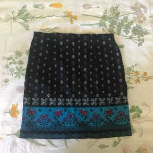  - Tajt mönstrad kjol från Hollister, storlek S. Endast använd en gång. Pris + frakt, som köparen står för!