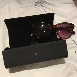  - Nyskick använt fåtal gånger. Fodralet ingår. Möts upp i Farsta eller så står köparen för frakten!