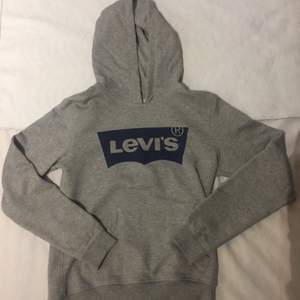 Helt ny, oanvänd hoodie från levi’s  Original pris: 400kr