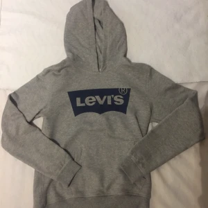  - Helt ny, oanvänd hoodie från levi’s  Original pris: 400kr