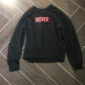 En svart college tröja med röda detaljer ifrån hm’s collection med Justin Bieber. Tröjan är i storleken s men passar även en xs-m. Frakten ingår ej i priset och tröjan betalas genom swish. Priset kan diskuteras.