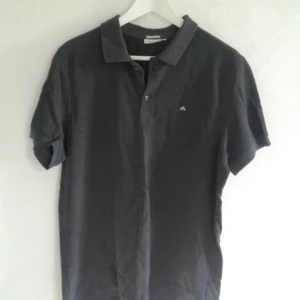  - Polotröja från J. Lindeberg, använd en gång! Bra skick!  Pris 50kr, kan skickas om köparen står för frakt. Betalas med swish.