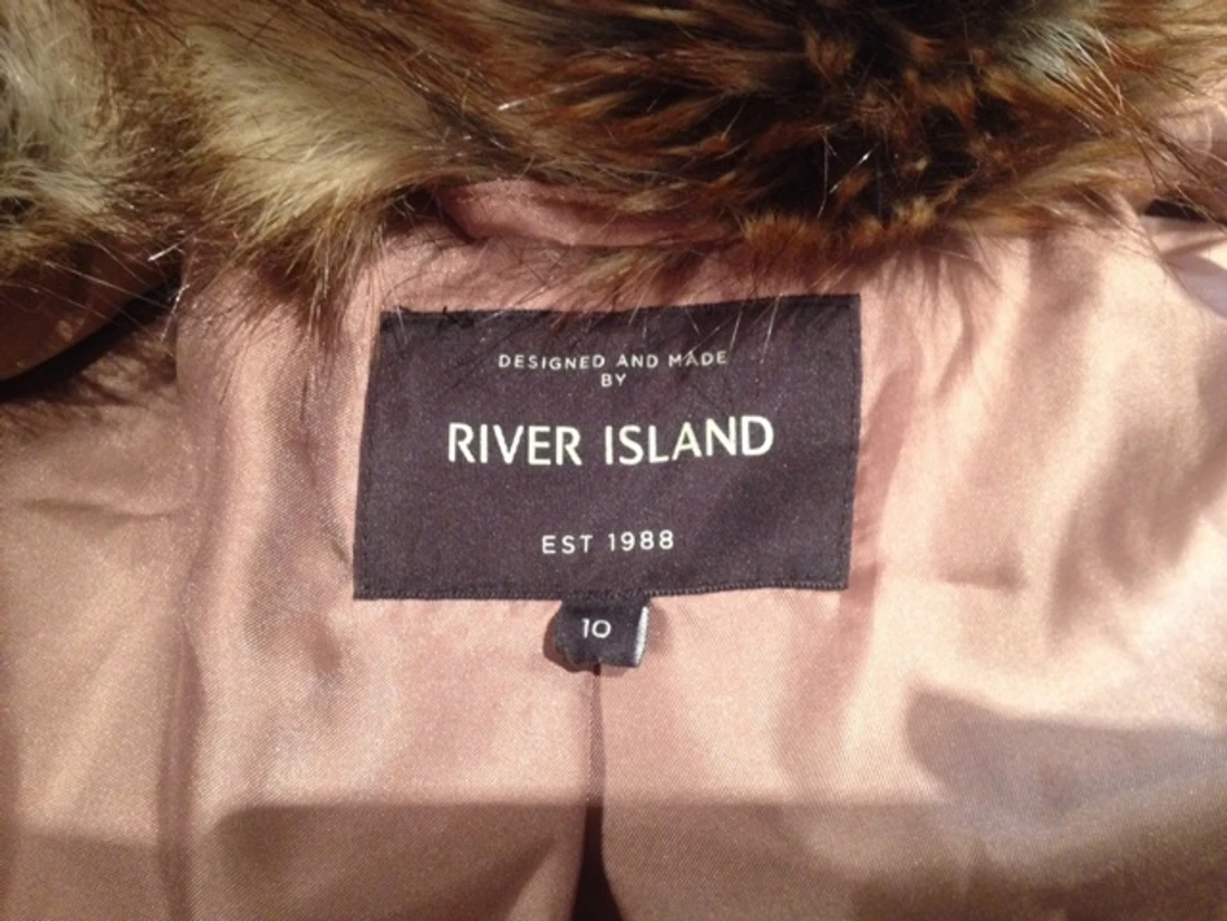 Fejkpäls jacka från River Island i London. Helt oanvänd, köptes för ca 1500kr