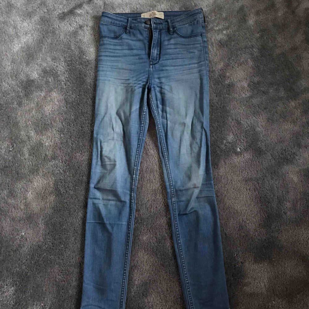 Hollister jeans i storlek w25 L27.  Bra skick men lite slitna i grenen (se bild)  Priset är exklusive frakt. . Jeans & Byxor.