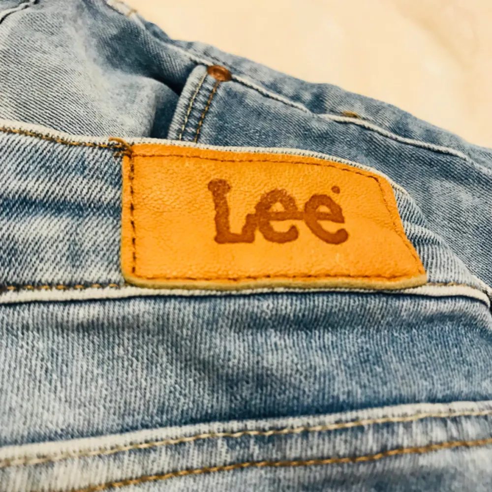 Ljusa Lee jeans i fint skick☺️  Tajta jeans med medelhög midja  Frakt står köparen förr  eller möts upp i Stockholm 😁 Kolla gärna in mina andra annonser 😘 . Jeans & Byxor.