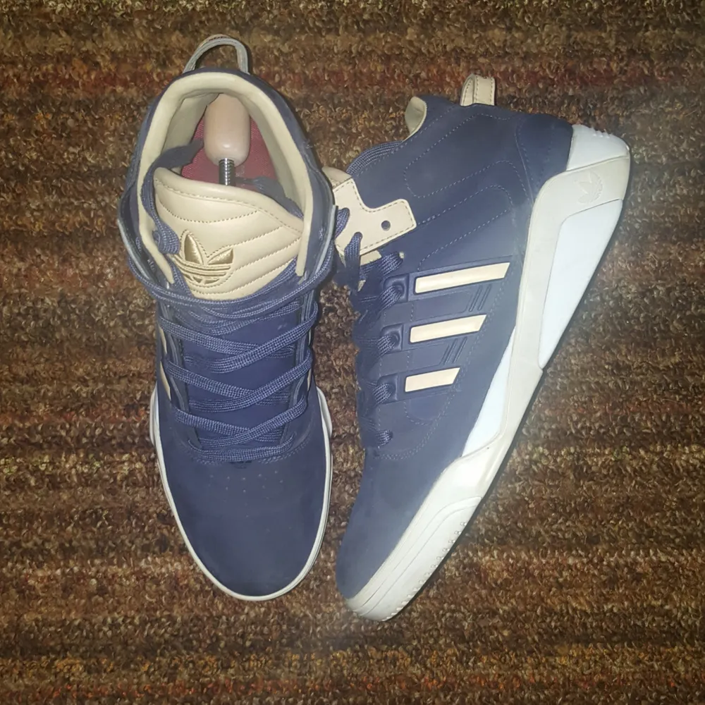 Adidas skor i nyskick /kan posta spårbart med postnord för 75 kr. Skor.