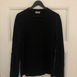  - Tröja från Acne, köpte den för 1000kr. Elastiskt material. Lång i längden och riktigt bra och bekväm passform.