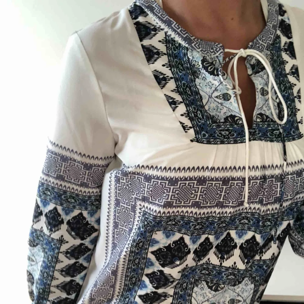 Supersöt klänning med blå/vit mönster som passar både bra som klänning eller som en tunika till ett bar snygga byxor. Kan mötas upp i Stockholm alternativt skickas med post (köparen står för frakt) ✨. Toppar.