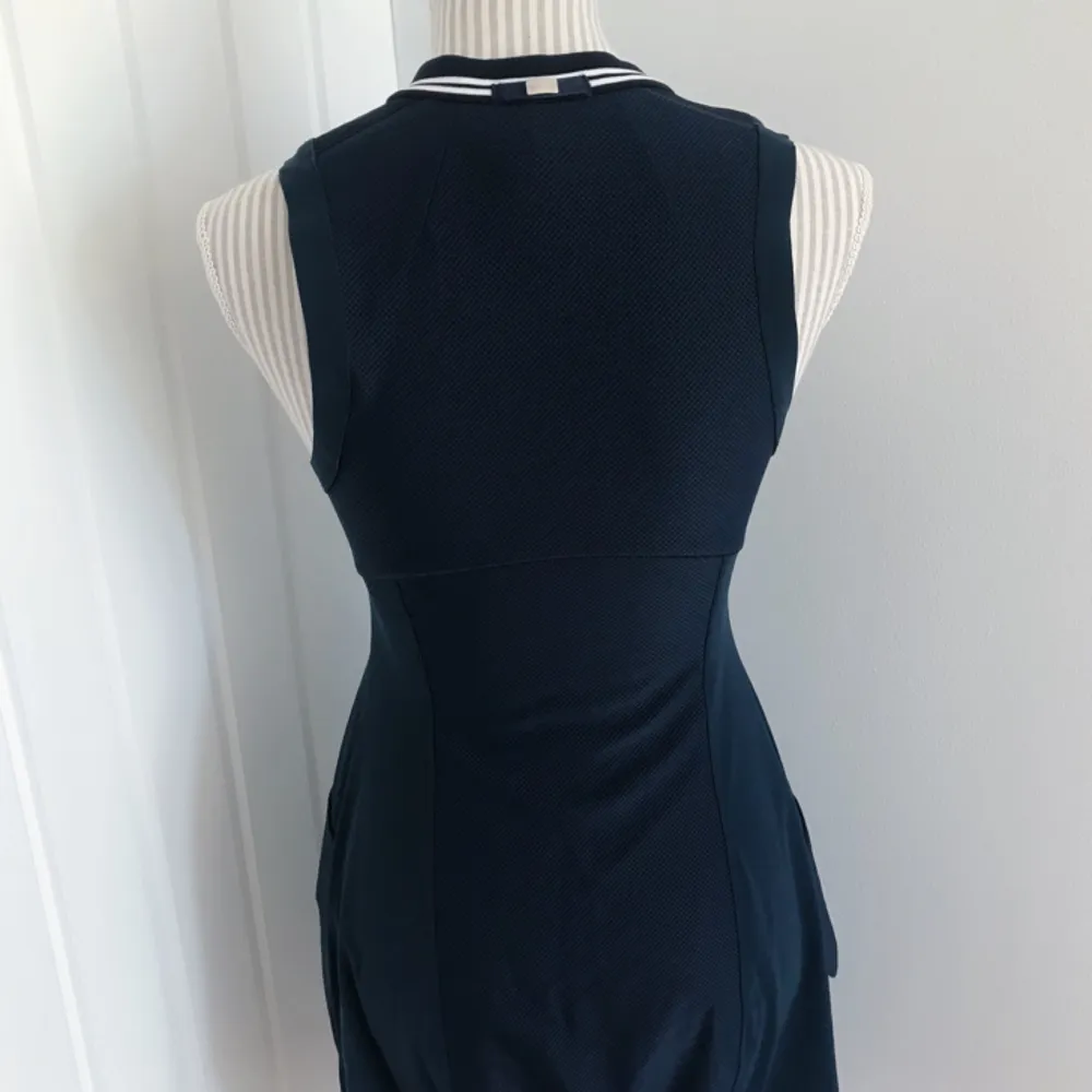 Unik blå klänning från HIGH TECH i modellen MIMICRY. Klänningen är som ny! 🤩🤩 Nypris var ca 4000kr. Säljes för 1200 + frakt. Klänningar.
