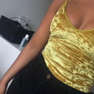  - En supersnygg sammet body i färgen ful. Den första bilden visar dem riktiga färgen. Köpte från Gina tricot & endast använd 2 gånger, säljer på grund av att jag inte passar i gult. Det är string & bara att fråga om det önskas fler bilder. Fraktar