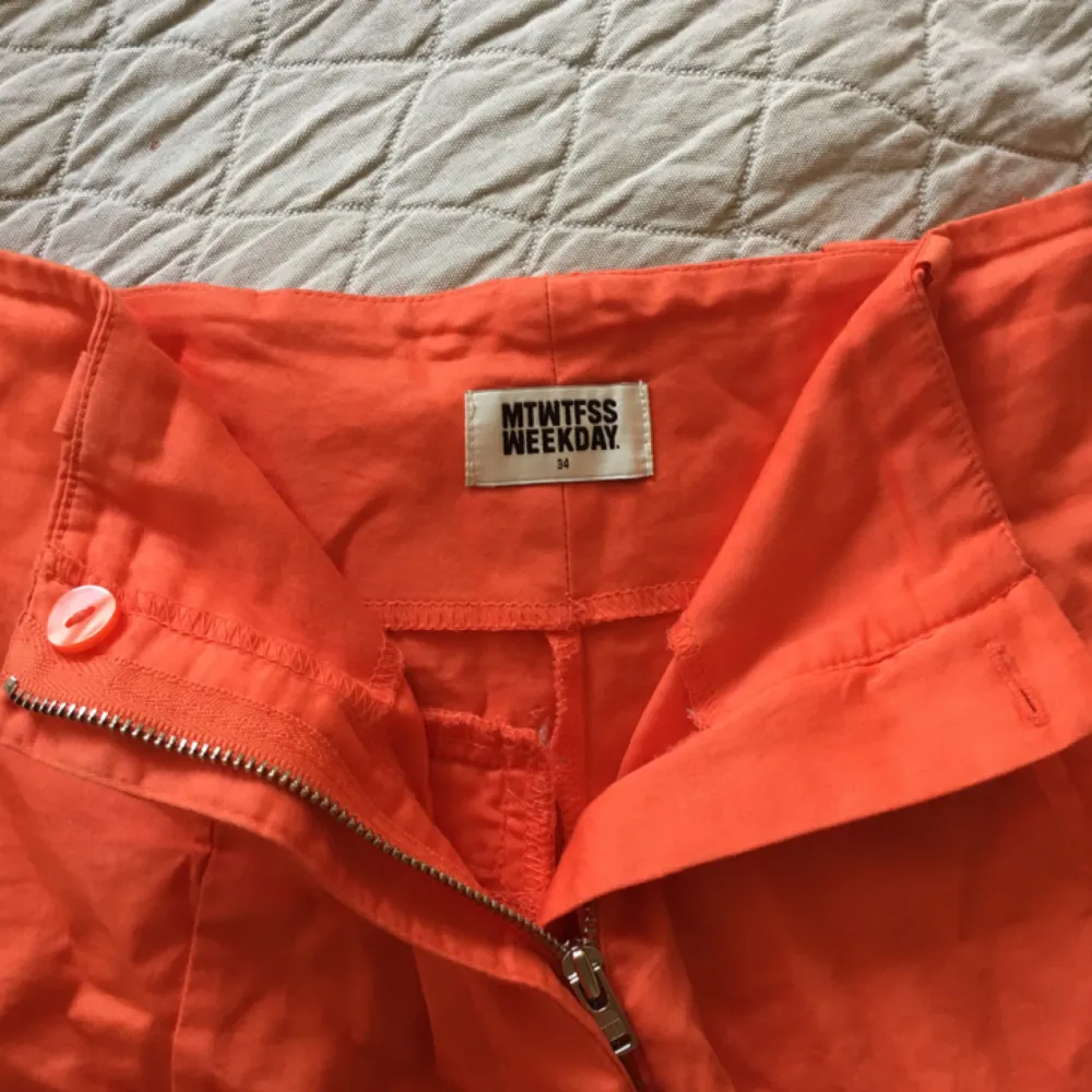 Snygga orangea shorts från Weekday! Köpta för ca 2 år sedan. . Shorts.