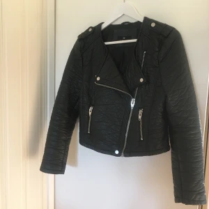 - En jättefin skinnjacka från H&M som är i storlek 38. Har använt ett par gånger men är fortfarande jättefräsch. Nypris 699kr 