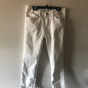  - Snygga, vita skinnyjeans med bra passform, passar mig som är S men skulle även passa XS. Endast provade. Perfekt basplagg. Pris kan diskuteras, tar Swish!