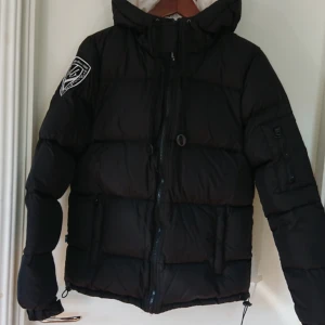  - D brand jacka i storlek medium. Jätte fint skick Frakten ingår i priset, Annars kan den hämtas upp 