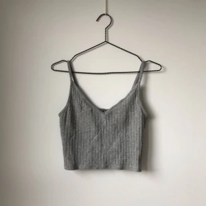  - Kort linne. Något ljusare än på bilden. Lite slitet i sömmarna på axelbanden men annars bra skick. 