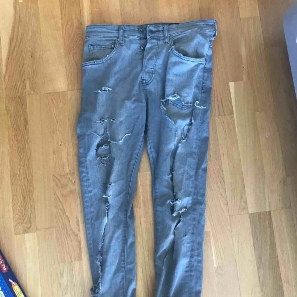 Skinny Low waist. CN 175/82A.  Ganska stora men skitsnygga med ett skärp. Jeans & Byxor.