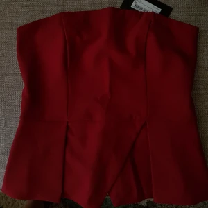  - Helt ny topp ned prislapp kvar från MQ  Nypris 599kr Vinröd