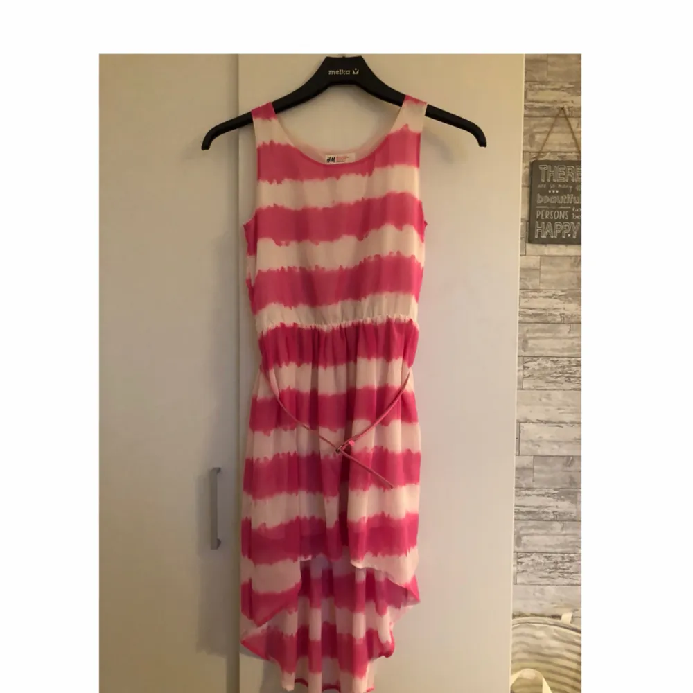 En fin klänning från hm. I storlek 152, som är använd ett par gånger. Med ett fint rosa skärp till.. Klänningar.