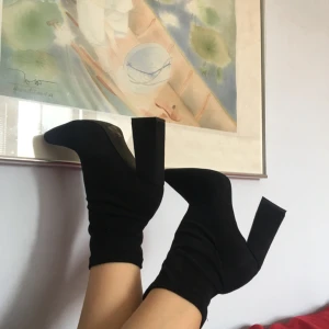  - *HELT OANVÄNDA* sock boots. Säljer pga för höga för mig. 10 cm klack med spetsig tå i svart mockaimitation. Lådan finns kvar om man vill ha den också! 