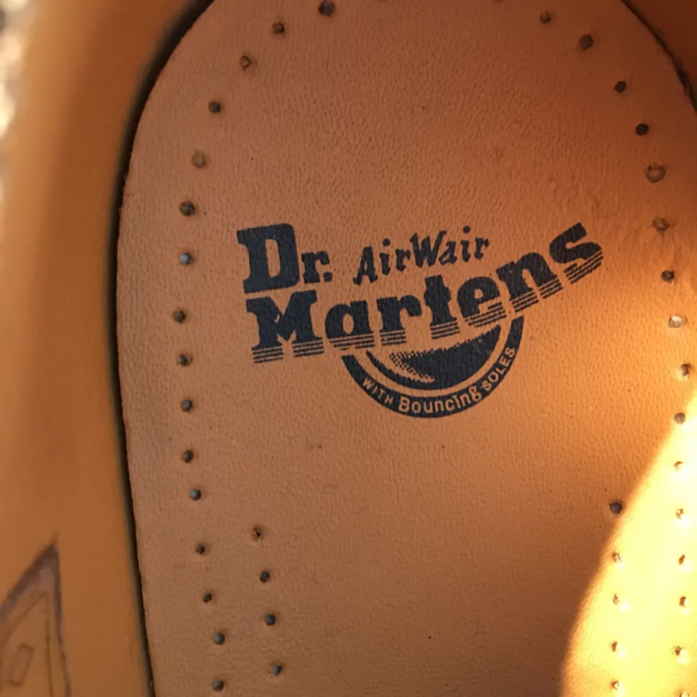 Women Dr Martens 1461 Low Top 3 Eye. Blanka, svarta skor i robust läder. Fel storlek. Endast använda ett fåtal gånger. Hipsterskor som fungerar i alla  sammanhang!  Frakt ej inräknad. Skor.