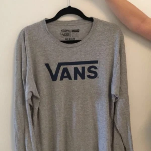 Vans - Grå Vans sleeve med mörkblått tryck. Säljer pga får ingen användning för den och skicket är så gott som nytt.