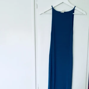  - Klänning som formar sig perfekt efter kroppen! Storlek 34 men passar även större då den är i stretch