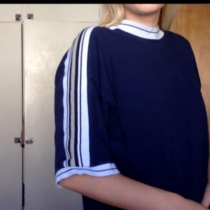  - Cool 90-tals tisha! Passar S-L  beroendes på hur man vill att den ska sitta. Skulle säga att den är oversize på S/M.