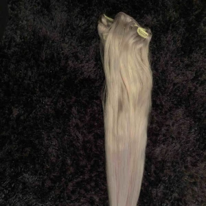  - Säljer nu mitt löshår som är helt oanvänt då det blev fel färg och jag öppnade förpackningen så därför kunde jag inte skicka tillbaka det. Äkta Löshår Clip & Go - 125g, I färgen: Titanium Blonde 10AS. 50cm långt. Nypriset är 1149kr. Kvitto finns 