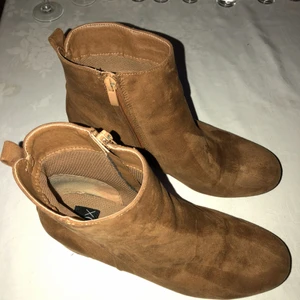  - Använda vid två tillfällen. Superfina stövletter i fejkmocka. 