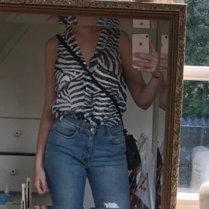  - Säljer denna fräscha och coola blus/linne nu!! Riktigt snygg och sticker ut i outfiten. Byxorna kommer i ett annat inlägg <3 p&k 