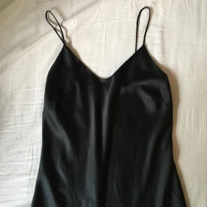  - jättefin siden klänning köpt på humana. står inget alls i den men typ xs-m. går till lite över knäna☺️.otroligt sval och väger nästan ingenting. 70kr+frakt