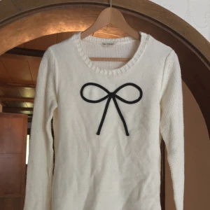  - Stickad tröja med gullig rosett längst fram köpt i London