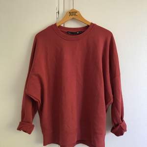 Vinröd snygg tröja, jätteskön att bara slänga över sig❤️👚är lite oversize vilket jag gillar! Säljes pga har för många i samma stuk 
