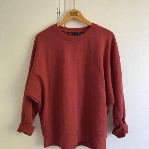  - Vinröd snygg tröja, jätteskön att bara slänga över sig❤️👚är lite oversize vilket jag gillar! Säljes pga har för många i samma stuk 