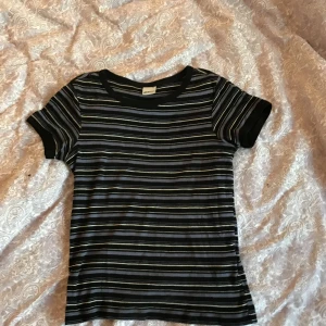  - Tröja från Gina Tricot. Använd ett fåtal gånger men i bra skick. Vid frakt är det köparen som står för fraktkostnaden.