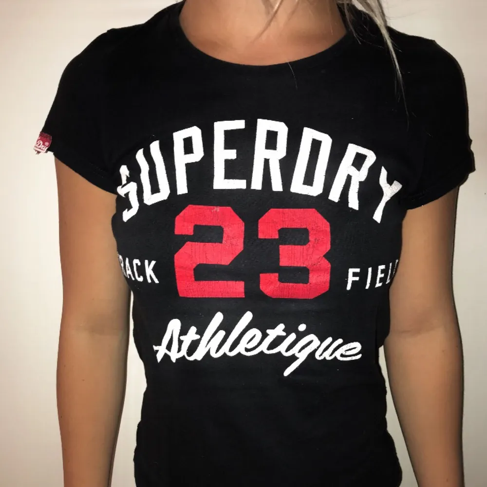 Fin tröja från Superdry i storlek M men passar likaväl dig i storlek S!  Inköpspris: ca 300.  🌸Fraktkostnaden står köparen för🌸. T-shirts.