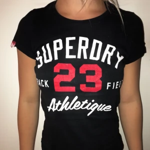  - Fin tröja från Superdry i storlek M men passar likaväl dig i storlek S!  Inköpspris: ca 300.  🌸Fraktkostnaden står köparen för🌸