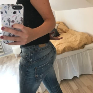  - Säljer dessa supersnygga please jeans i storlek xs, som jag skulle säga motsvarar storlek 24-26 i jeansstorlek! Kostar runt 1000kr i nypris och är endast använda ett fåtal gånger. 🌟 köparen står för frakten