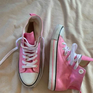  - Rosa sneakers från H&M.  Storlek 36.  Fint använt skick.   Finns en mil från Umeå (kan tas till centrum).  Skickas mot fraktkostnad